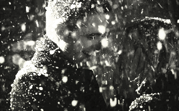 Хлопья снега. Женщина под Снегопадом. Человек под Снегопадом. Поцелуй под Снегопадом. Снег падал хлопьями приятно касался лица