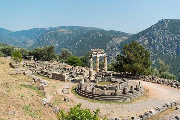 9. Apollon Tapınağı, Delphi, Yunanistan: