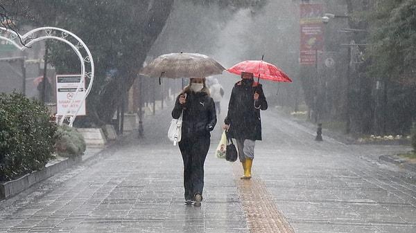 İstanbul'da üç gün boyunca yağış beklediklerini, özellikle çarşamba günü gerçekleşebilecek yağışların ise kuvvetli olabileceğini kaydeden Çelik, şunları söyledi:
