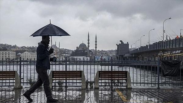 İstanbul bu akşam saatlerinden itibaren yağışlı havanın etkisine girecek. AKOM verilerine göre akşam saat 22:00 ile yarın (Çarşamba) sabah 10:00 saatleri arasında il genelinde fırtınanın etkili olması bekleniyor. Fırtına nedeni ile yaşanabilecek olumsuzluklara karşı İstanbulların tedbirli olmaları gerektiği hatırlatıldı.