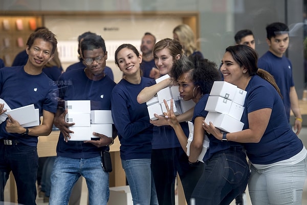 Farklı bakış açılarına sahip insanları işe almanın önemine vurgu yaparak Apple'ın akıllı, işleri daha iyi hale getirmek isteyen kişileri aradığını belirtiyor.