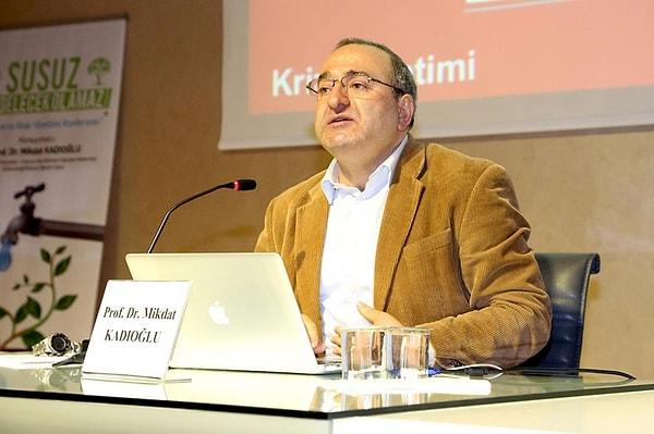 İstanbul Teknik Üniversitesi Meteoroloji Mühendisliği Öğretim Üyesi Prof. Dr. Mikdat Kadıoğlu, su basma tehlikesine karşı naylon ve kum torbasıyla önlem alınması gerektiğine dikkat çekti.