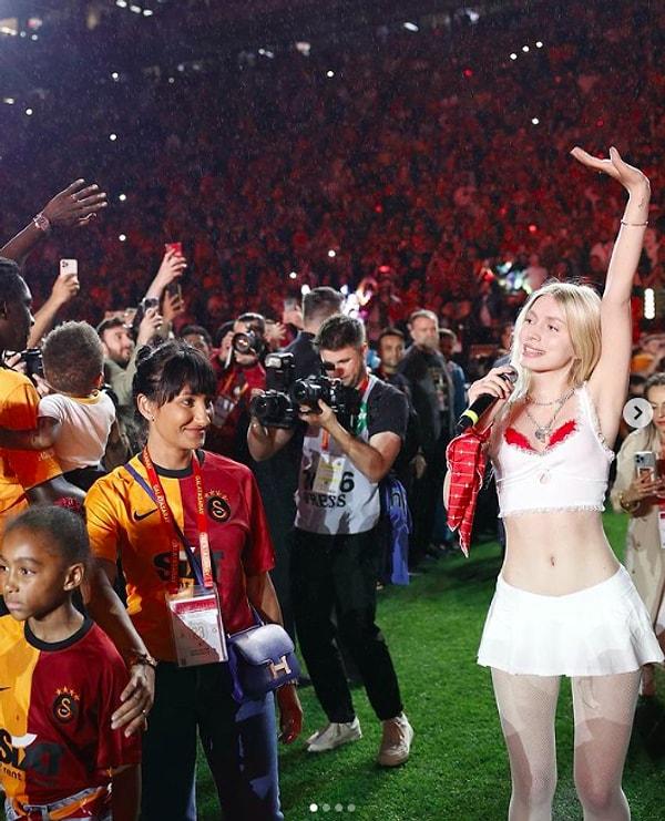 Öyle ki "Başıma Belasın" adlı şarkının, Galatasaray ile özdeşleşen Aşkın Olayım'ın tahtını salladığı bile görüldü!
