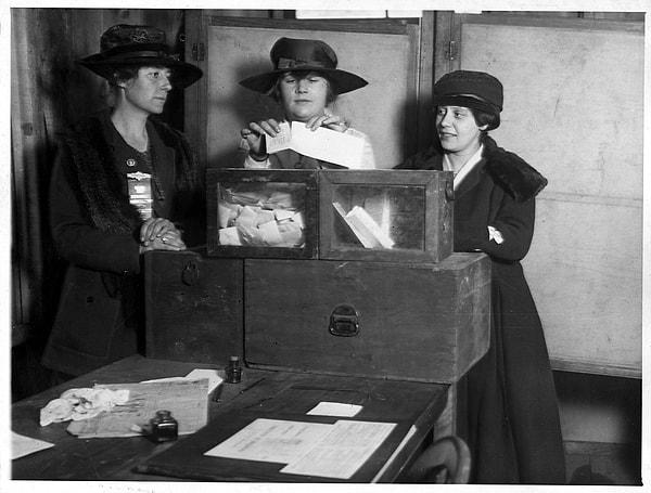 2 Temmuz 1928'de nihayet kadınlar seçme ve seçilme hakkını kazandı.