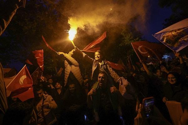 Türkiye'den yer verilen son fotoğraf ise Mayıs ayındaki seçimleri Cumhurbaşkanı Erdoğan'ın kazanmasıyla birlikte kutlama yapan vatandaşlarımız oldu.