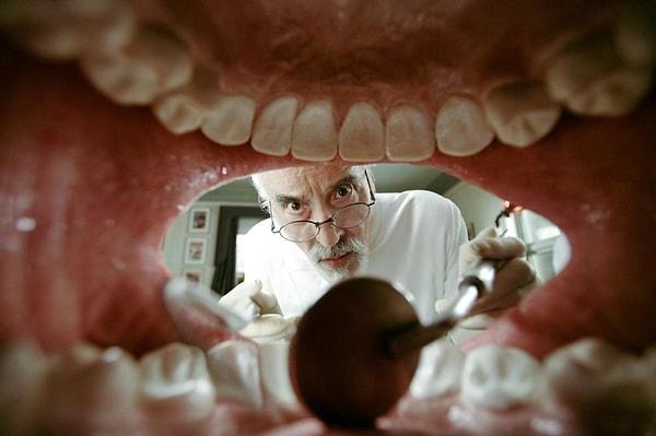 7. "Diş hekimi eşim uykusunda bana 'Dişlerini bana ver temizleyeyim' dedi..."
