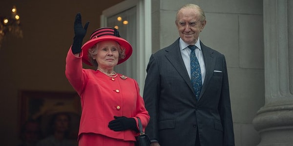 "The Crown", Netflix ekranlarında izleyiciyle buluşan, tarihi bir drama dizisi olarak karşımıza çıkıyor.