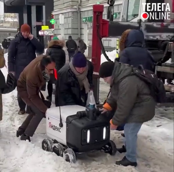 Rusya’da yoğun kar yağışı nedeniyle yollar kar ile kaplandı. Bu sebeple dağıtıma çıkan robot kurye de kara saplandı.
