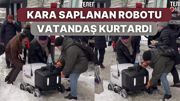 Etkili Kar Yağışının Ardından Rusya’da Kara Saplanan Robotu Vatandaşın Kurtardığı Anlar Viral Oldu