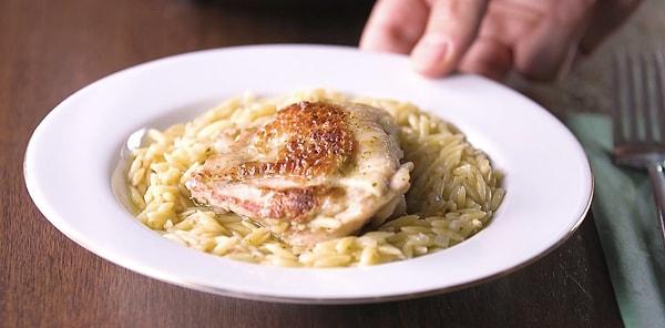 Pesto Soslu Arpa Şehriyeli Tavuk Yemeği Nasıl Yapılır?