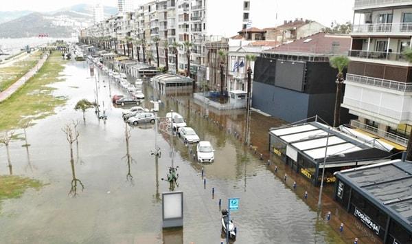 Zonguldak’ta sağanak yağış nedeniyle bazı bölgelerde heyelanlar ve seller meydana geldi. Köprüler zarar gördü, yollar kapandı.
