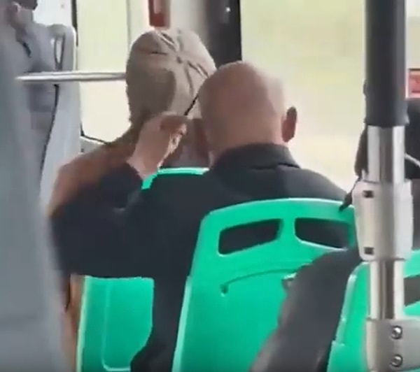 Nerede kaydedildiği belirtilmeyen görüntülerde, olmayan saçlarını tarayan adamın o anlarını ise otobüste yolculuk eden bir başka kişi kaydetti.