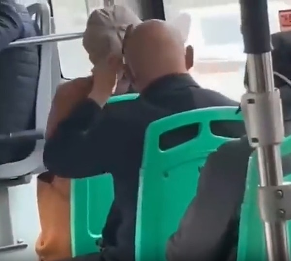 Otobüste olmayan saçlarını tarayan adamın o anları ise sosyal medyada viral oldu.