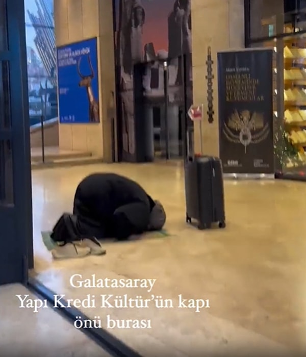 Namaz kılan kadının o görüntüleri ise sosyal medyada gündem oldu.