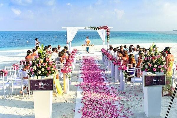 9. "Ağabeyimin düğünü tropikal bir adada yapıldı. Düğünün ertesi sabahı, abim arkadaşlarıyla ATV'ye binerken, gelin sahilde tek başına oturmuş ağlıyordu."