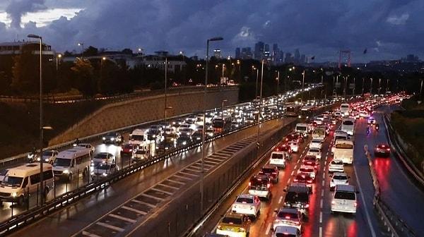 İstanbul’da, her iki köprüde de trafik durma noktasına gelirken, kentin genelinde ise trafik yoğunluğu yüzde 90’a ulaştı.