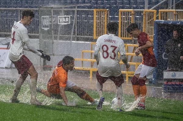 Gündüz saatlerinde UEFA Gençlik Ligi'nde Kasımpaşa Recep Tayyip Erdoğan Stadı’nda oynanan Galatasaray-Man Utd karşılaşması ağır zemine rağmen oynanmıştı.