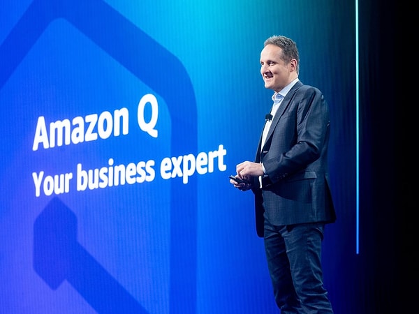 Amazon Q, çalışanların şirket verilerini daha etkili kullanmalarına olanak tanıyan, güvenlik ve gizliliğe odaklanmış bir platform olarak öne çıkıyor.