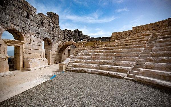 4. Antik Yunan kent devletinde meclis binasına ne ad verilirdi?