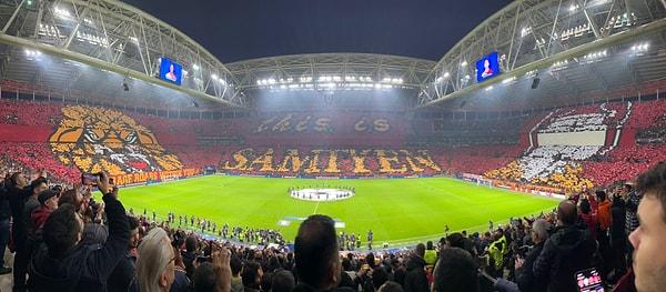 Galatasaray taraftarları maç önünde harika bir koreografiye imza attı.
