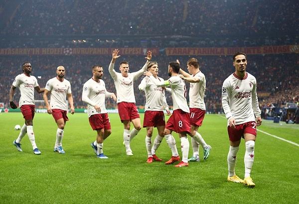 Karşılaşmaya istediği gibi başlayamayan Galatasaray, 11. dakikada Alejandro Garnacho ve 18. dakikada Bruno Fernandes'in gollerine engel olamayarak 2-0 geriye düştü.