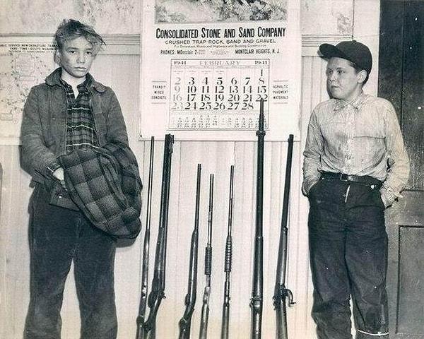 1. William Hunter ve Emmett Jones çalıntı silahlarla tutuklandıktan sonra çekilmiş bir fotoğraf. İki çocuk, tutuklanmadan önce kışın boş evlerden 14 araba çalarak üç gün boyunca eğlendikten sonra polisler tarafından köşeye sıkıştırıldı ve teslim olmayıp 3 saat boyunca polislerle çatıştıktan sonra tutuklandılar. (1941)
