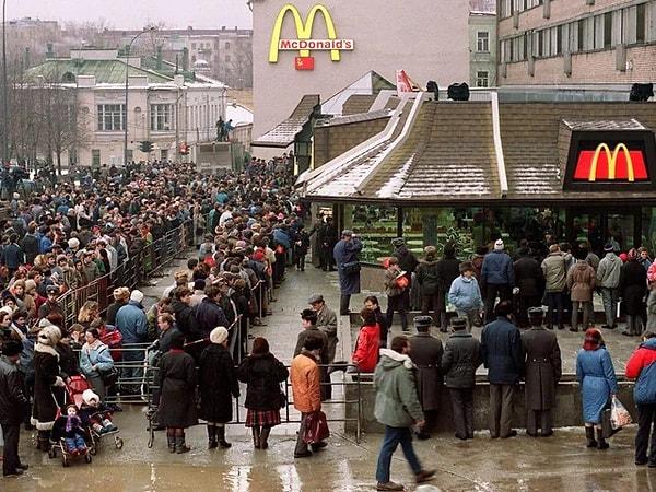 3. Rusya'da açılan ilk McDonald's önünde oluşan uzun kuyruk. (31 Ocak 1990)