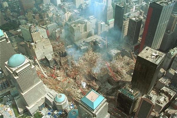 8. 11 Eylül terör saldırıları sonrasında oluşan hasarın havadan görüntüsü. (Eylül 2001)