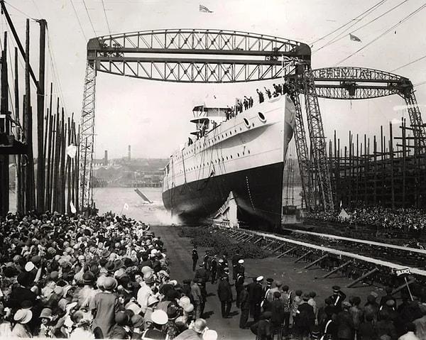 13. Ağır kruvazör HMS York'un suya indirilmesini izleyen seyirciler. (1928)