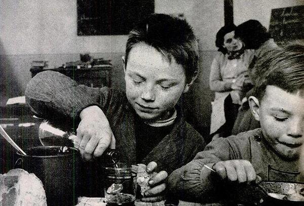 14. 1956 yılına kadar Fransız okul çocuklarına öğle yemeği molalarında şarap ikramı yapılıyordu. Her öğrenciye günde dört küçük bardak hakkı verildi. Kırsal okullardaki çocuklar ise öğle yemeğiyle birlikte yanlarına bir litre sert elma şarabı getirebiliyordu. (1954 tarihli bir dergiden fotoğraf.)