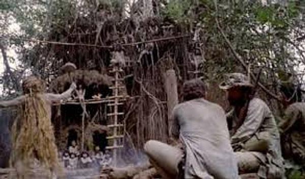 Senaryosunu Gianfranco Clerici'nin kaleme aldığı ve Ruggero Deodato'nun yönettiği film Amazon yağmur ormanlarında çekildi.