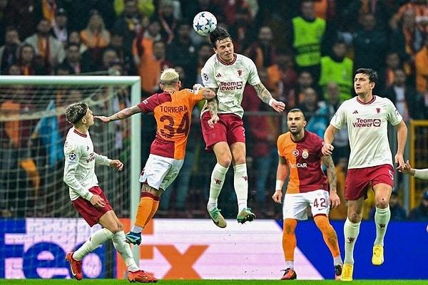 Galatasaray, ligde gösterdiği iyi performansı Şampiyonlar Ligi’ne de yansıttı. Özellikle İngiliz devi Manchester United karşısında alınan başarılı sonuçlar, bir üst tur hayallerini de son maça bırakmasına neden oldu.
