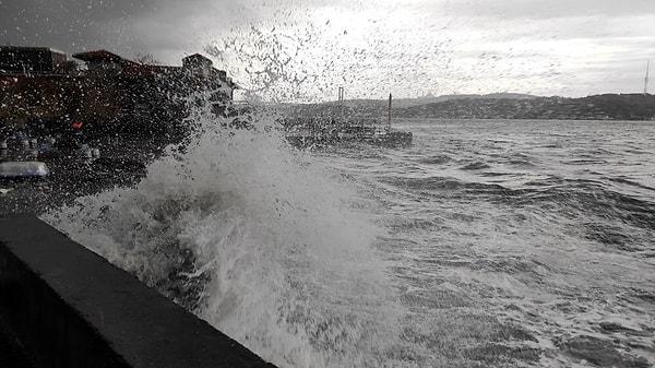 İstanbul’da etkili olan yoğun yağış hayatı olumsuz etkilemeye devam ediyor.