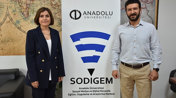 Anadolu Üniversitesi Sosyal Medya ve Dijital Güvenlik Eğitim Uygulama ve Araştırma Merkezi (SODİGEM) Müdürü Prof. Dr. Adile Aşkım Kurt, dolandırıcılara karşı her zaman dikkatli olmakta yarar olacağını söyledi.