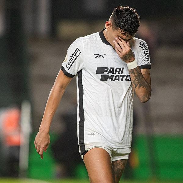 Brezilya'da herkes Botafogo'nun lanetlendiğini düşünüyor. Bragantino maçında da son dakikada gol yediler, daha önce 3-1'i koruyamayıp 3-4 yenildiler. Son olarak 5 dakika uzatılan maçta, uzatmanın 9. dakikasında gol yiyerek büyük bir dramaya sahne olan maçta 3 puana hasret kaldılar.