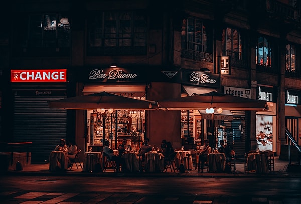 2. "Eskiden gece geç saatlerde yemek yemek istediğinde açık birçok yer olurdu ama covid sonrası artık çoğu yer kepenkleri erken indirmeye alıştı..."