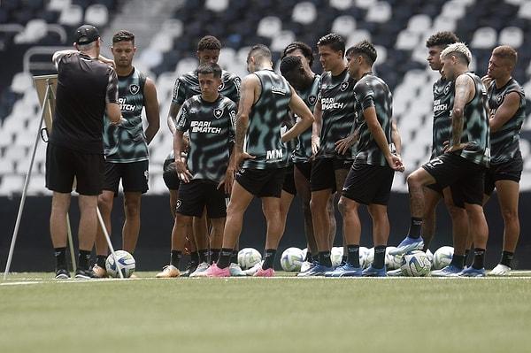 Rakipleri Palmeiras'a şampiyonluğu altın tepsine sunan ve ellerine geçen fırsatı bir türlü kullanamayan Botafogo, ligin bitimine 2 maç kala 3 puan geride.