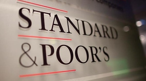 S&P, görünümü pozitife yükseltmesinin nedeni olarak, Türkiye'nin yeni ekonomi ekibinin Türk lirası (TL) cinsinden varlıklara yatırım için güveni yeniden tesis etmek, ekonomiyi yeniden dengelemek ve düzenleyici kilit finans sektörü üzerindeki yükü hafifletmek için bir dizi adım atmasını gösterdi.