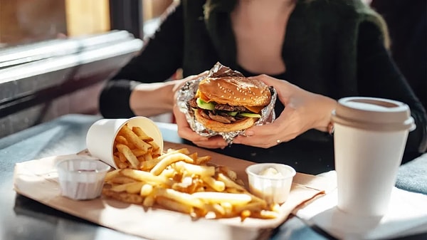 3. "Her gün taze hamburger ekmeği servis ettiklerini iddia eden bir 'fast food' zincirinde çalışıyordum. Ancak restorana ilk gidenlerden biri olursanız, geceden kalan ekmekleri verirler."