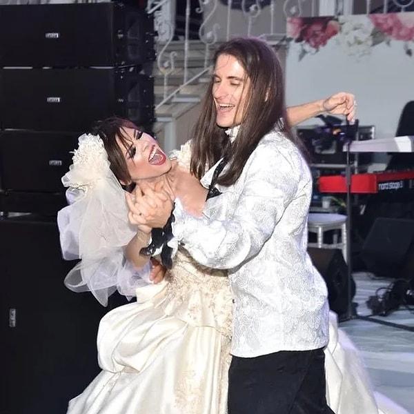 Bundan 5 yıl önce yani 2018 yılında şarkıcı Aydilge, keman sanatçısı Utku Barış Andaç ile nikah masasına oturmuştu. Aydilge, düğününde 17. yüzyıl Barok Dönemi'ne ait bir gelinlik giymişti.