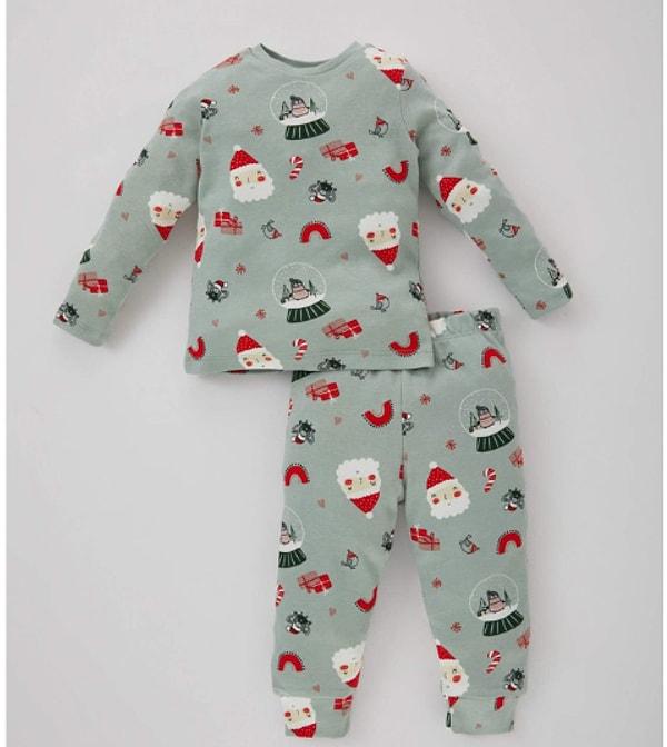 2. Yılbaşı temalı bu pijama takımına çocuğunuz bayılacak.