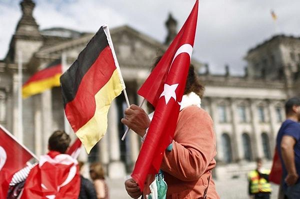 Almanya’da iktidardaki koalisyonun göç reformu planlarının bir parçası olarak, İçişleri Bakanı Nancy Faeser, 23 Ağustos 2023 tarihinde, vatandaşlık yasasında yapılacak değişikliklere ilişkin bir taslak yayınladı.