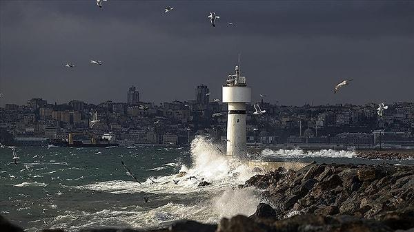 İstanbul Valiliği'nden yapılan açıklamada da, "İstanbul'un kuzey ilçelerinde rüzgarın Cumartesi günü güney ve güneybatı yönlerden kısa süreli fırtına (40-60, hamlesi 75 km/saat) şeklinde esmesi bekleniyor. Dikkatli ve tedbirli olunmalıdır." ifadelerine yer verildi.