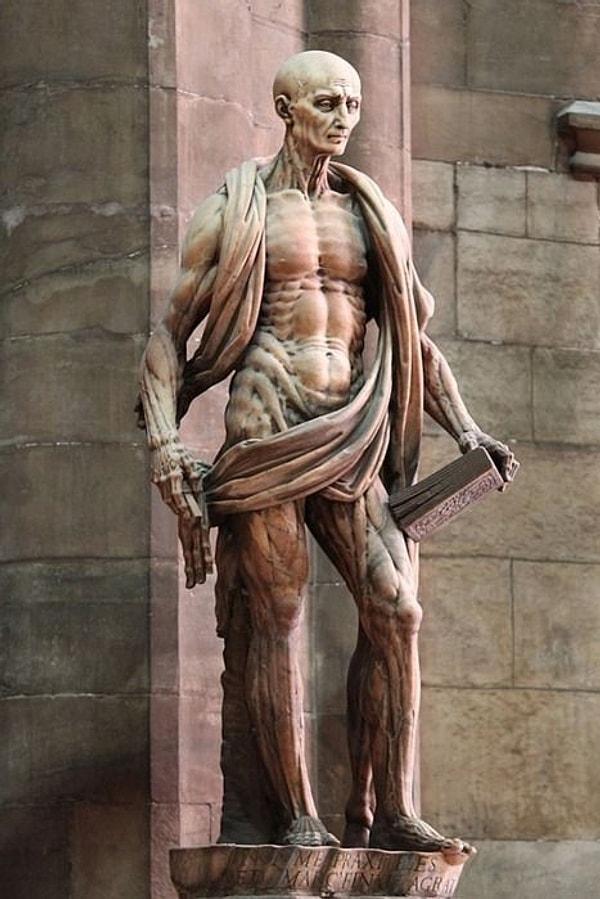 10. Diri diri derisi yüzüldükten sonra başı kesildiği söylenen Aziz Bartholomeos'un heykeli.