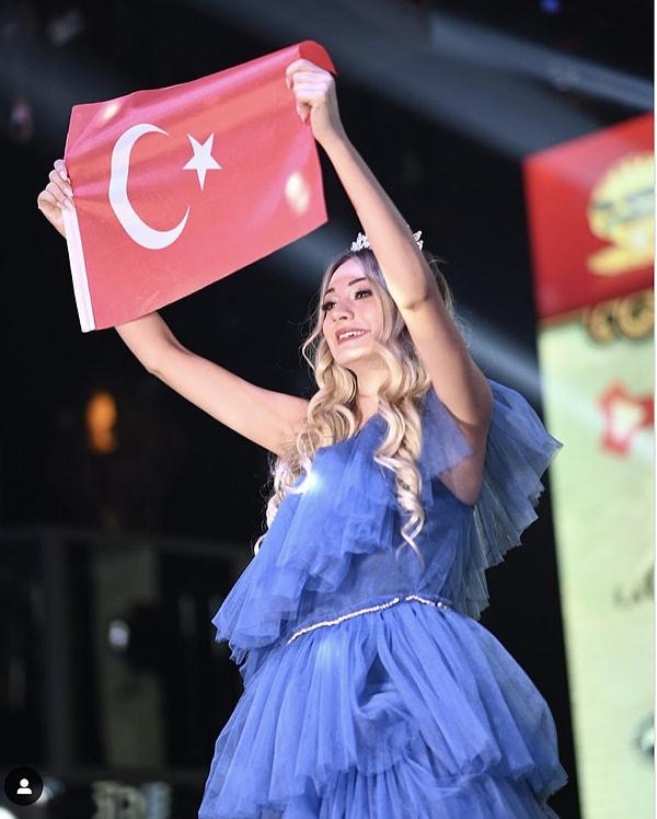 2022'de de The Queen of Eurasia Dünya Güzellik yarışmasında Türkiye’yi temsil ettiği öğrenildi.