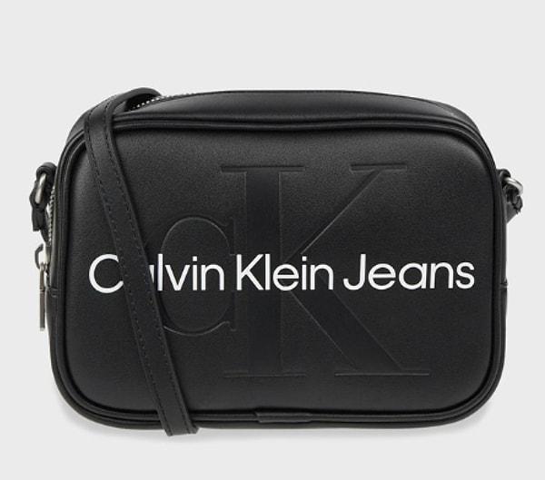 3. Calvin Klein markasının en sevilen çantası da bu modeli oldu diyebiliriz.