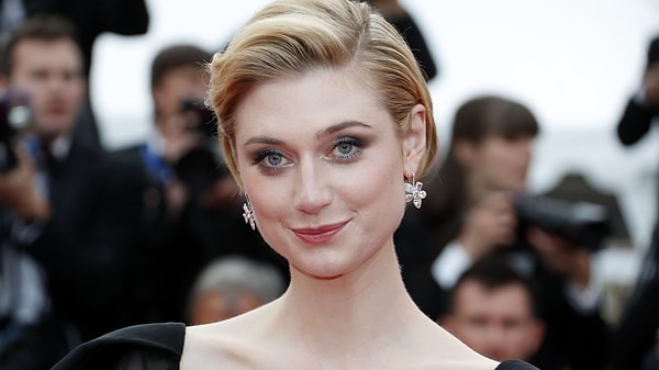 Genç yaşta Avustralya'ya taşınan Debicki, sanat ve oyunculuk eğitimini Melbourne'deki Victorian College of the Arts'ta tamamladı.