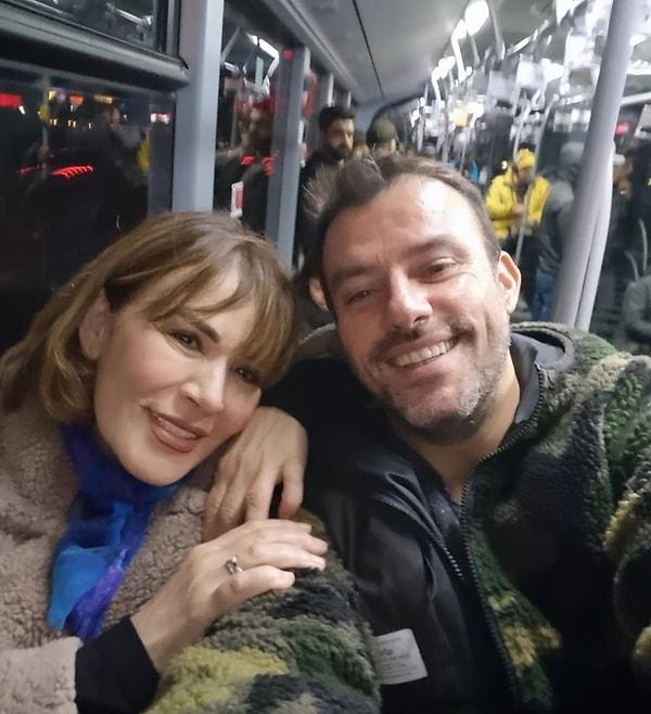 Geçtiğimiz gün meslektaşı Nurhan Özenen ile metrobüste seyahat eden Bademci, bu kareyi "Metrobüsün en keyifli hali" notuyla paylaştı.