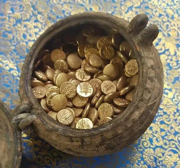 6. 2020 yılında Hindistan'ın Tamil Nadu kentindeki Jambukeswarar Tapınağı'nda yapılan kazı sırasında 505 altın içeren bir çömlek bulundu. Yapılan araştırmalarda bulunan altınların Hindu tanrısı Lord Venkateshvara'yı tasvir eden madeni paralar olduğu ve İngiliz Doğu Hindistan Şirketi tarafından 1678-1740 yılları arasında basıldığı keşfedildi.