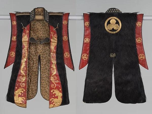 8. Samurayların zırhları üzerine giymeleri için tasarlanmış kara ayı derisinden bir cübbe. (M.S 18. Yüzyıl)